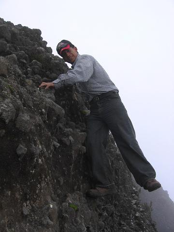 Foto: Andreas Koller / Wandertour / Durch Regenwald auf den Pasochoa (4200 m) / Eine der drei Schlüsselstellen mit leichter Kletterei (II) / 09.01.2007 02:16:49