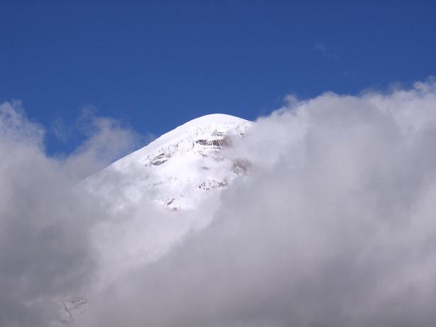 Foto: Andreas Koller / Wandertour / Chimborazo - König der Anden Ecuadors (6310 m) / Der Chimborazo von W, von wo auch der Aufstieg erfolgt / 10.01.2007 03:10:20