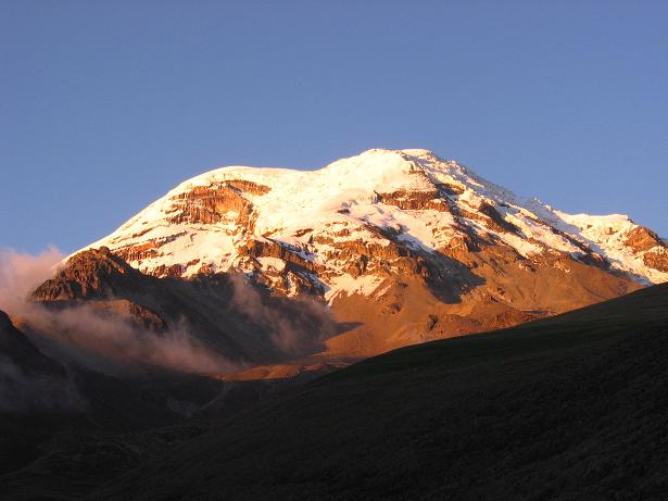 Foto: Andreas Koller / Wandertour / Chimborazo - König der Anden Ecuadors (6310 m) / Der Chimborazo aus dem S bei Sonnenuntergang / 10.01.2007 03:07:50