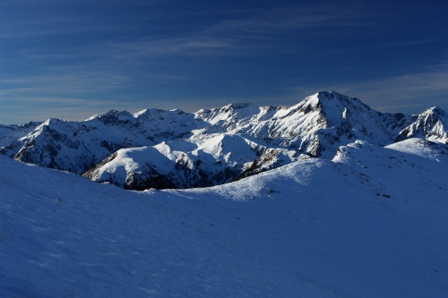 Foto: Christian Suschegg / Schneeschuhtour / Winter-Gratwanderung zwischen Großsölktal und Donnersbachwald / Blick in die nahen Schladminger Tauern um den Großen Knallstein. / 08.01.2007 17:16:52