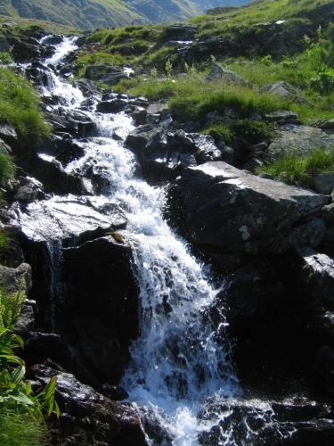 Foto: Christian Suschegg / Wandertour / Über den Schwarzensee auf Schöneck und Hasenhöhe / Im Roßboden geht es vorbei an sprudelnden, in der Sonne glitzernden Wasserfällchen. / 22.01.2007 17:41:04