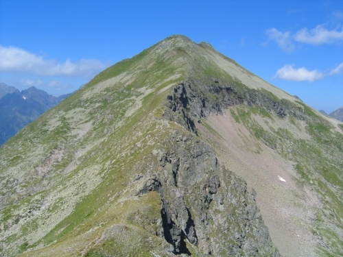 Foto: Christian Suschegg / Wandertour / Über den Schwarzensee auf Schöneck und Hasenhöhe / Vom Schöneck steigt man über den Südostrücken ab, und auf der anderen Seite wieder aufwärts zur Hasenhöhe (Standort). / 22.01.2007 17:46:02