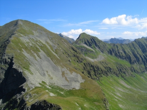 Foto: Christian Suschegg / Wandertour / Über den Schwarzensee auf Schöneck und Hasenhöhe / Blick von der Hasenhöhe hinunter zum Prebertörl (links unten). Der Weiterweg zum Rantentörl verläuft über die steilen Wiesenhänge südlich von Gamskarspitze (links) und Knarrnspitze (ca. Bildmitte). / 22.01.2007 17:41:52