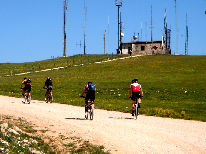 Foto: Manfred Karl / Mountainbiketour / Monte Subasio, 1290 m / Weniger schön ist der Anblick des Radiosenders. / 13.02.2007 22:29:08