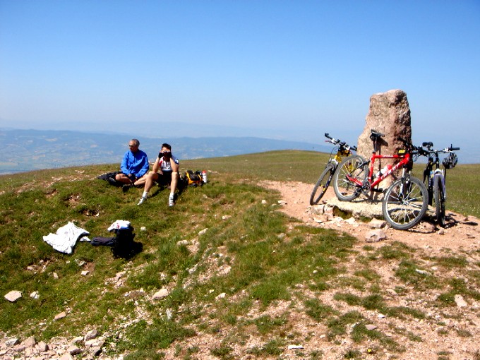 Foto: Manfred Karl / Mountainbiketour / Monte Subasio, 1290 m / Am höchsten Punkt ist gut Rasten und Schauen. / 13.02.2007 22:30:46