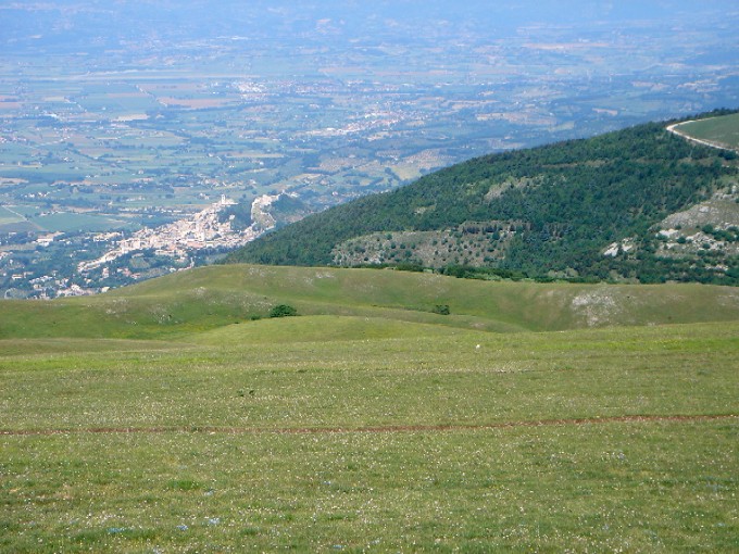 Foto: Manfred Karl / Mountainbiketour / Monte Subasio, 1290 m / Immer im Blickfeld: Assisi / 13.02.2007 22:32:26