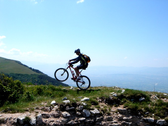 Foto: Manfred Karl / Mountainbiketour / Monte Subasio, 1290 m / Der kurze aber knackige Abstecher auf Colle San Rufino ist etwas für die Freaks - ausprobieren! Tipp: Vom Gegenhang lässt Erich von Däniken grüßen. / 13.02.2007 22:35:18