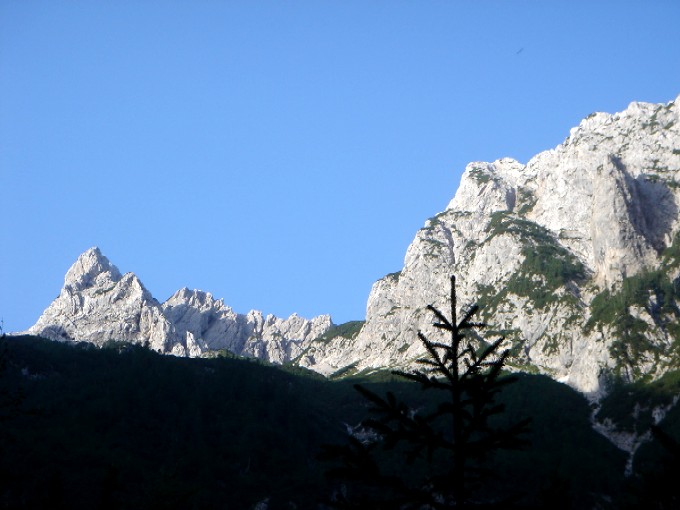 Foto: Manfred Karl / Wandertour / Rund um die Vellacher Kotschna / Eindrucksvoll stehen der Vellacher Turm und die beiden Babagipfel über dem Talschluss der Vellacher Kotschna. / 14.02.2007 23:39:53