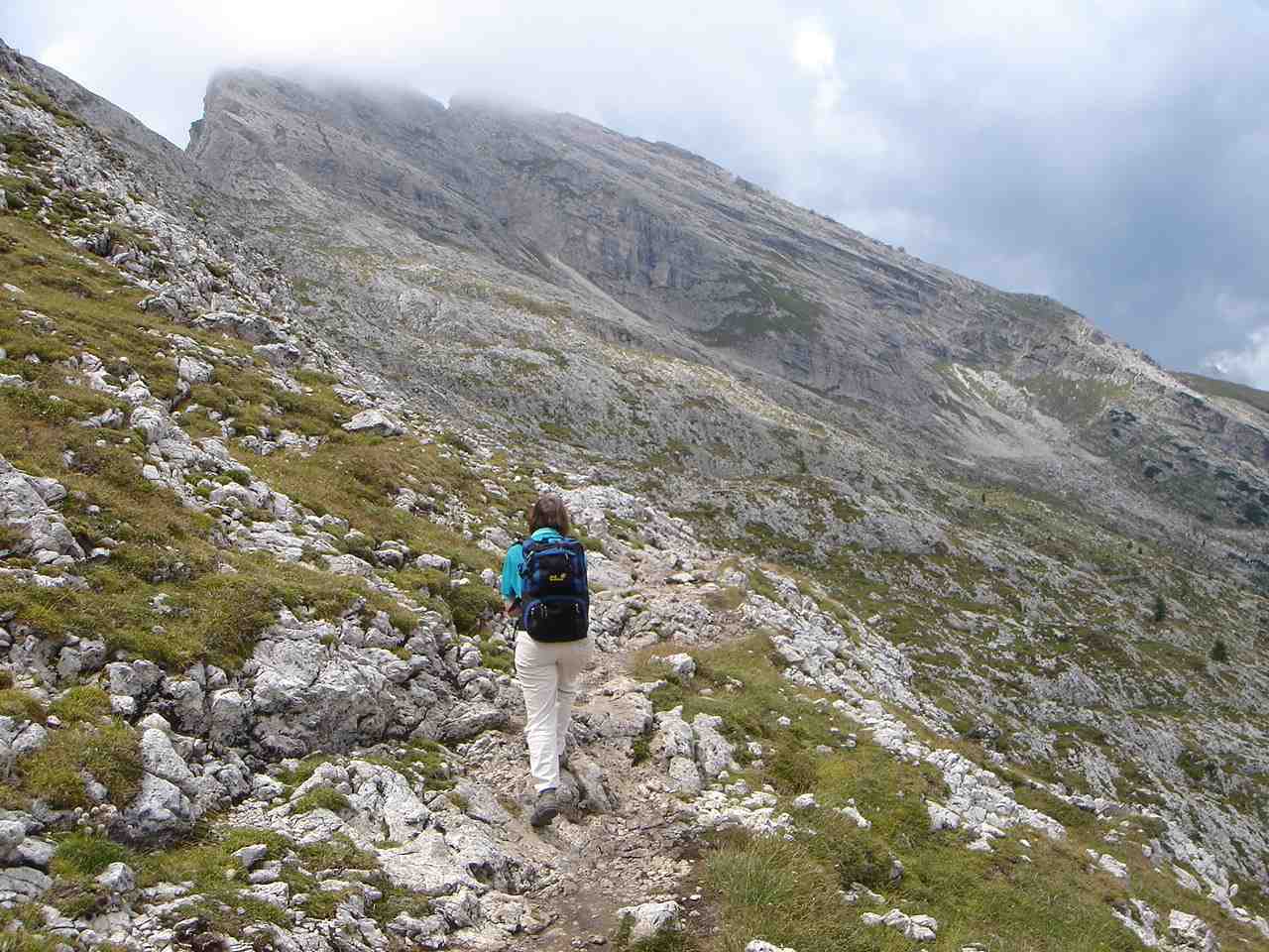 Foto: Manfred Karl / Wandertour / Settsass (2571m) / Auf dem Weg zum Settsass. Etwa dort, wo der Schuttfleck rechts der Bildmitte schwach von der Sonne beschienen wird, kann man auf Steigspuren auf den Nordrücken aufsteigen und damit einen Teil des Anstieges abkürzen. / 05.05.2007 19:05:09
