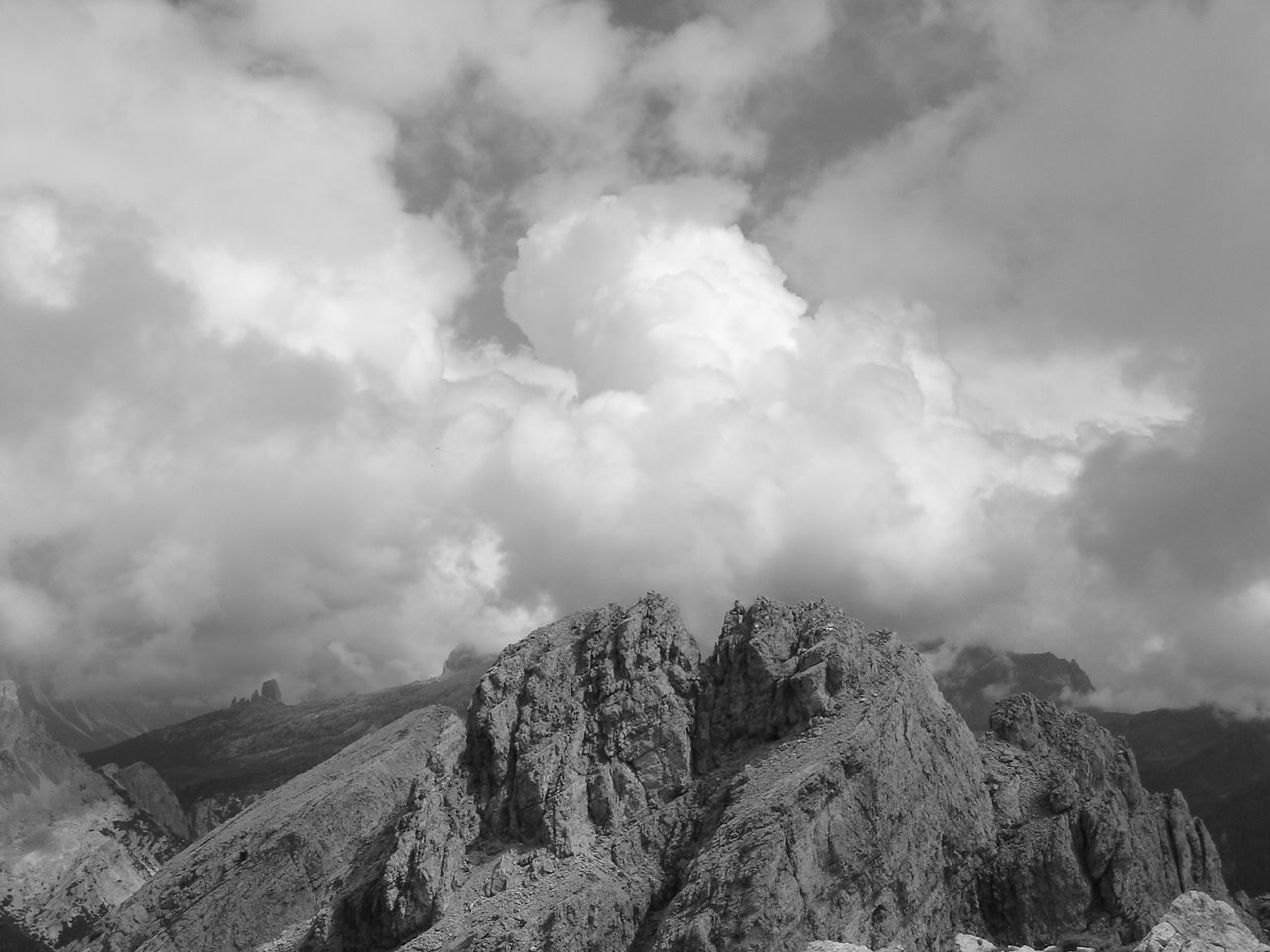 Foto: Manfred Karl / Wandertour / Settsass (2571m) / Settsassgipfel gegen Osten, ganz hinten die Cinque Torri. / 05.05.2007 18:58:03