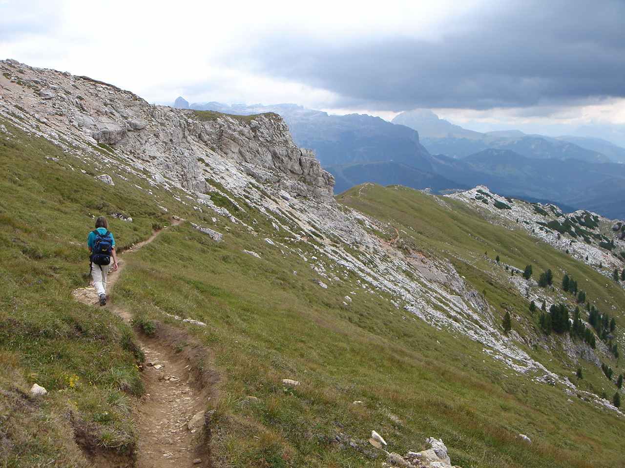 Foto: Manfred Karl / Wandertour / Settsass (2571m) / Abstieg vom Settsass gegen Le Pizzade, im Hintergrund Sellastock. / 05.05.2007 18:55:36