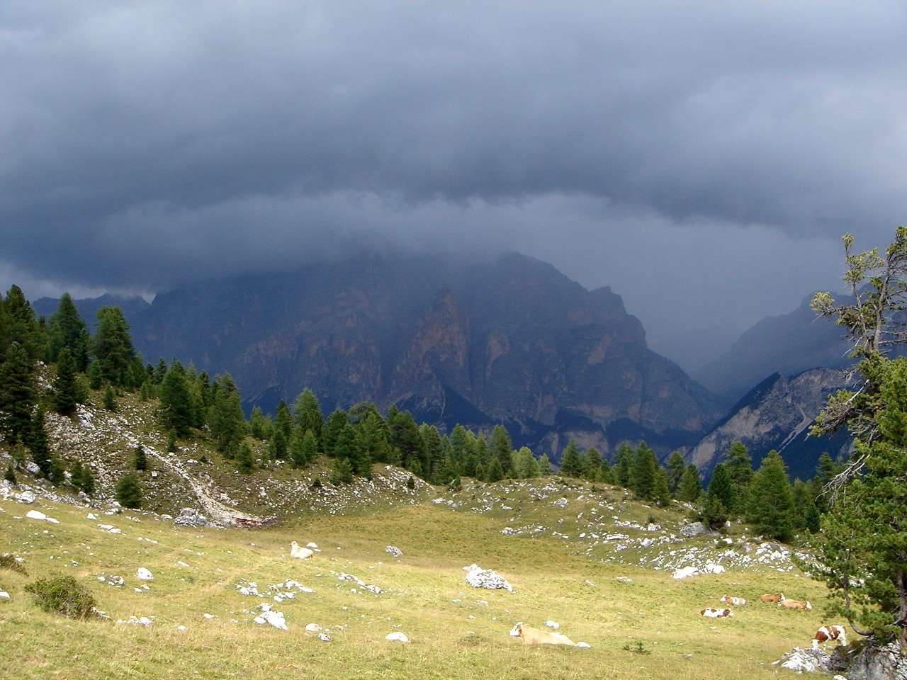 Foto: Manfred Karl / Wandertour / Settsass (2571m) / Gewitter über Lavarella und Cunturines. / 05.05.2007 18:52:08