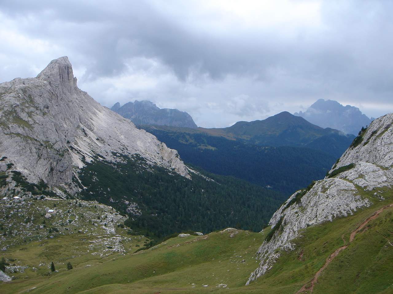 Foto: Manfred Karl / Wandertour / Settsass (2571m) / Vom Piz Ciampai schaut man zum Hexenstein, Monte Cernera und Monte Pore. / 05.05.2007 18:49:56