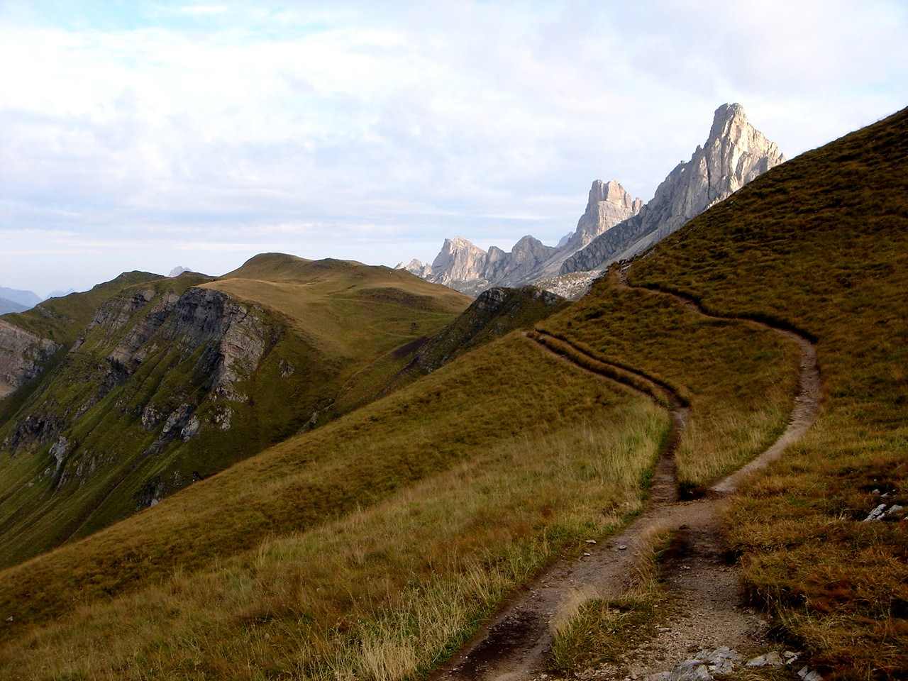 Foto: Manfred Karl / Wandertour / Monte Cernera (2664m) / Die schönen Almwiesen um den Passo Giau stellen einen wunderbaren Gegensatz zu den schroffen Dolomitengipfeln dar. / 05.05.2007 19:22:23