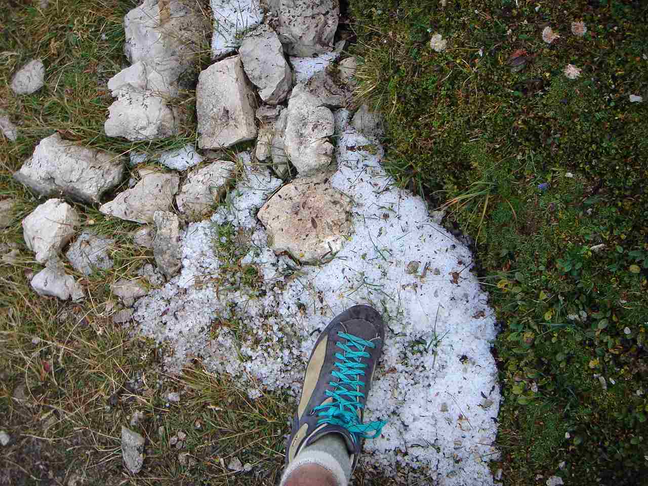Foto: Manfred Karl / Wandertour / Monte Cernera (2664m) / Letzte Reste des abendlichen Hagelschauers. / 05.05.2007 19:16:58