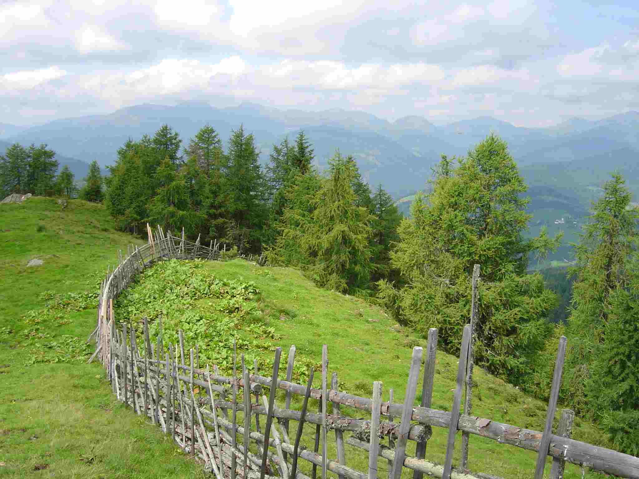 Foto: Manfred Karl / Wandertour / Kruckenspitze, 1886 m / Vom Gipfel hat man einen schönen Rundblick auf die Nockberge. / 03.05.2007 06:22:32