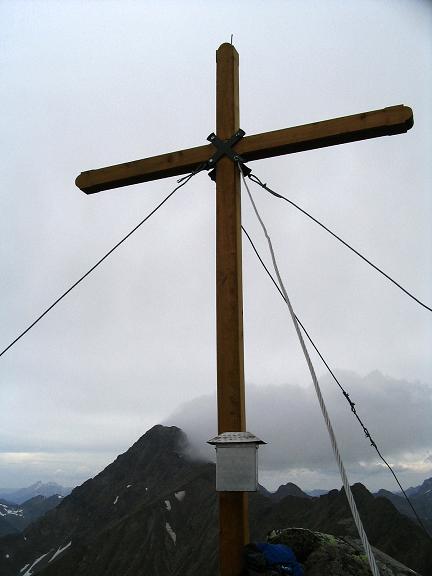 Foto: Andreas Koller / Wandertour / Gummaberg und Kreuzhöhe (2566 m) / Gipfelkreuz auf der Kreuzhöhe mit Kasereck (2740 m) im Hintergrund / 28.05.2007 10:40:47