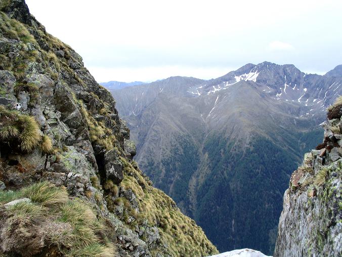 Foto: Andreas Koller / Wandertour / Gummaberg und Kreuzhöhe (2566 m) / Das Roteck (2742 m) von der kleinen Scharte unterhalb des Gipfels / 28.05.2007 10:39:20