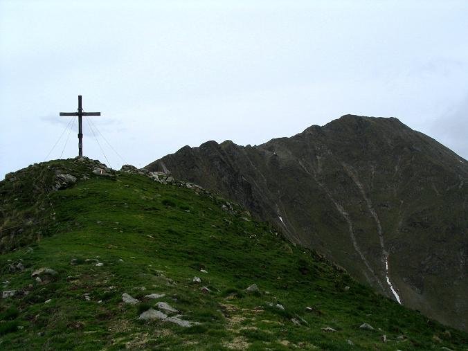 Foto: Andreas Koller / Wandertour / Gummaberg und Kreuzhöhe (2566 m) / Gipfelkreuz am Gumma und Kreuzhöhe im Hintergrund / 28.05.2007 10:37:13