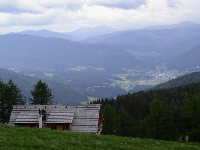 Foto: Andreas Koller / Wandertour / Gummaberg und Kreuzhöhe (2566 m) / Blick über die Wildbachhütte nach Tamsweg / 28.05.2007 10:47:07