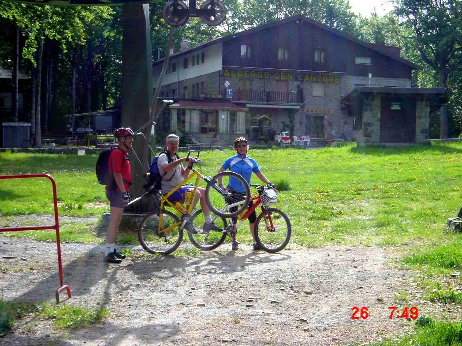 Foto: Manfred Karl / Mountainbiketour / Monte Amiata, 1733 m / Anstellen beim Lift / 20.06.2007 06:14:55