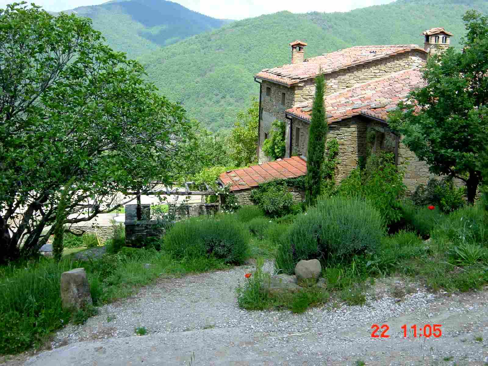 Foto: Manfred Karl / Mountainbiketour / Monte Castel Giudeo, 1037 m / Nach diesem Haus geht´s in die Wildnis! / 20.06.2007 06:27:22