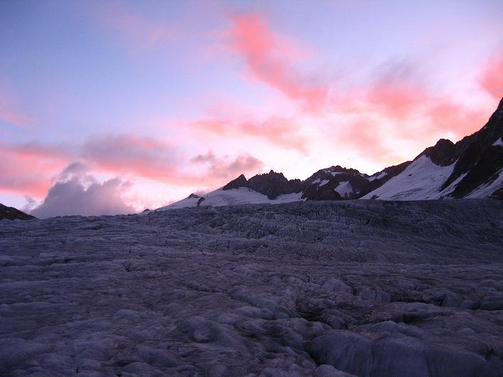 Foto: Andreas Koller / Wandertour / Dammastock (3630m) - Hauptgipfel der Urner Alpen / Die Morgensonne färbt die Wolken über dem Rhonegletscher rot / 30.08.2007 04:57:47