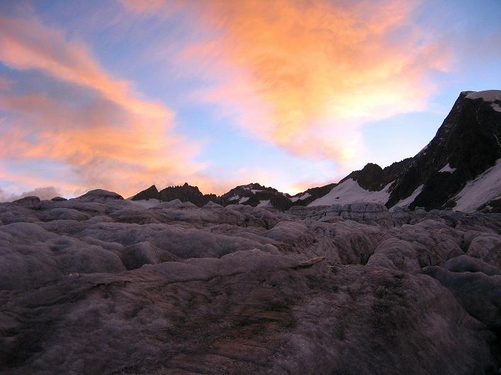 Foto: Andreas Koller / Wandertour / Dammastock (3630m) - Hauptgipfel der Urner Alpen / Sonnenaufgang auf dem Rhonegletscher / 30.08.2007 04:57:12
