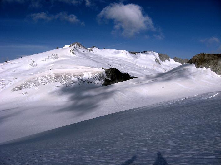Foto: Andreas Koller / Wandertour / Dammastock (3630m) - Hauptgipfel der Urner Alpen / Ein Eisgipfel um den anderen umrahmt den Rhonegletscher bzw. Eggfirn / 30.08.2007 04:55:14