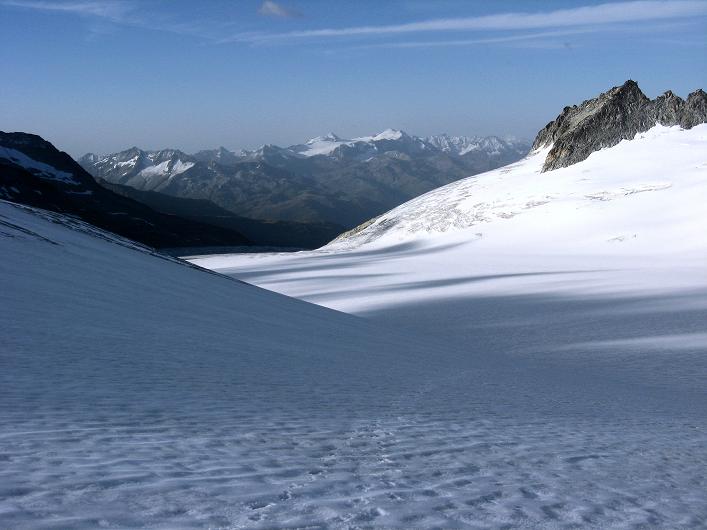 Foto: Andreas Koller / Wandertour / Dammastock (3630m) - Hauptgipfel der Urner Alpen / Blick über die weiten Gletscherflächen zum Blinnenhorn (3373 m) und zu den Walliser Alpen / 30.08.2007 04:54:06