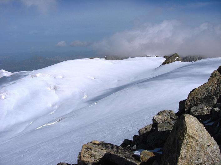 Foto: Andreas Koller / Wandertour / Dammastock (3630m) - Hauptgipfel der Urner Alpen / Blick über en Eggfirn zum Schneestock (3608 m) und dem Eggstock (3558 m) / 30.08.2007 04:51:43