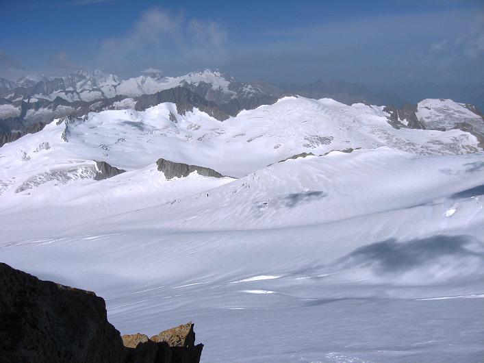 Foto: Andreas Koller / Wandertour / Dammastock (3630m) - Hauptgipfel der Urner Alpen / Blick über den Eggfirn zu den Berner Alpen / 30.08.2007 04:50:45