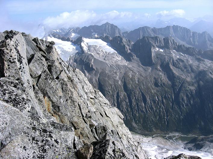 Foto: Andreas Koller / Wandertour / Dammastock (3630m) - Hauptgipfel der Urner Alpen / Blick nach NO in das Herz der Urner Alpen / 30.08.2007 04:49:50