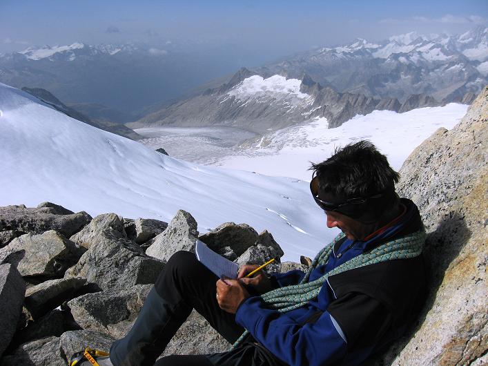 Foto: Andreas Koller / Wandertour / Dammastock (3630m) - Hauptgipfel der Urner Alpen / Eintrag ins Gipfelbuch des Dammastock - in der Tiefe der Rhonegletscher / 30.08.2007 04:48:50