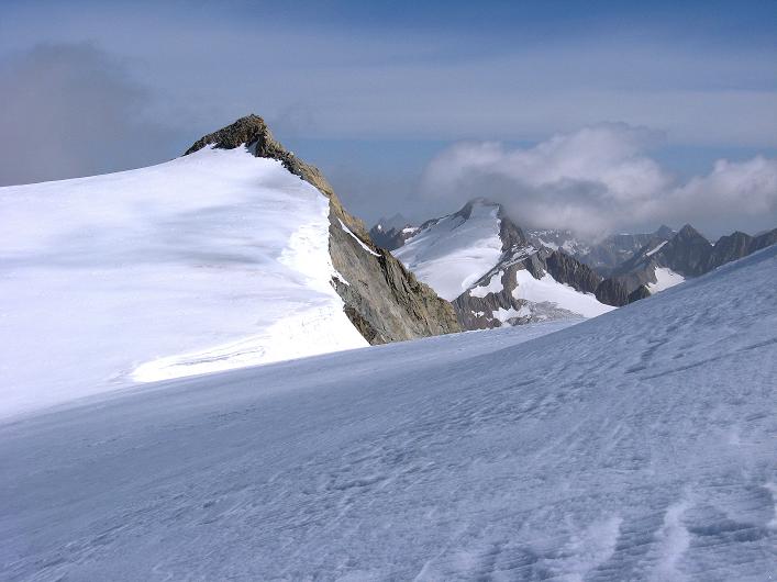 Foto: Andreas Koller / Wandertour / Dammastock (3630m) - Hauptgipfel der Urner Alpen / Blick vom Gletscher auf Dammajoch, Schneestock (3608 m) und dahinter Sustenhorn (3502 m) / 30.08.2007 04:47:29