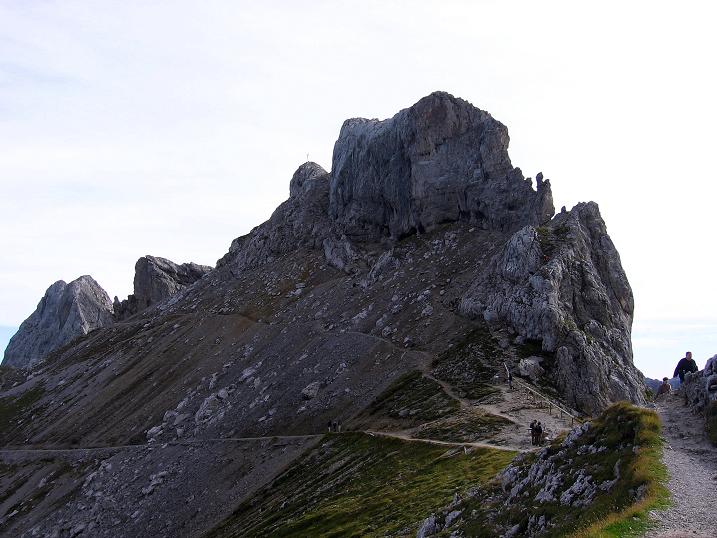 Foto: Andreas Koller / Klettersteigtour / Karwendel- und Mittenwalder Klettersteig (2384m) / Die Westliche Karwendelspitze mit der S-Kante (= Anstiegsroute) / 31.08.2007 23:18:23