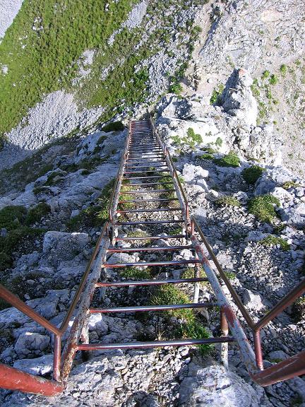 Foto: Andreas Koller / Klettersteigtour / Karwendel- und Mittenwalder Klettersteig (2384m) / Steile Leiter in den Linderspitzen / 31.08.2007 23:16:20