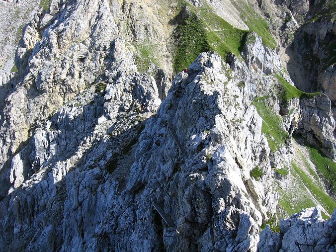 Foto: Andreas Koller / Klettersteigtour / Karwendel- und Mittenwalder Klettersteig (2384m) / Blick in die Tiefe auf den ausgesetzten Holzsteg / 31.08.2007 23:14:44