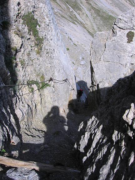 Foto: Andreas Koller / Klettersteigtour / Karwendel- und Mittenwalder Klettersteig (2384m) / Der mit vielen Stiften und Drahtseilen gesicherte Kamin / 31.08.2007 23:11:42