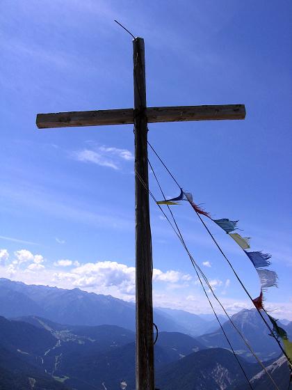 Foto: Andreas Koller / Klettersteigtour / Karwendel- und Mittenwalder Klettersteig (2384m) / Gipfelkreuz auf der Brunnensteinspitze / 31.08.2007 23:07:22