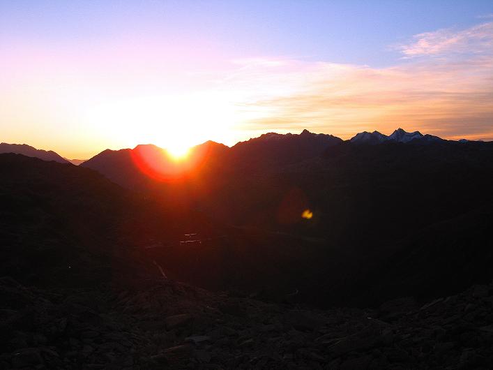 Foto: Andreas Koller / Wandertour / Über den SO-Sporn auf den Galenstock (3586m) / Sonnenaufgang über dem Furkagebiet / 01.09.2007 13:21:22