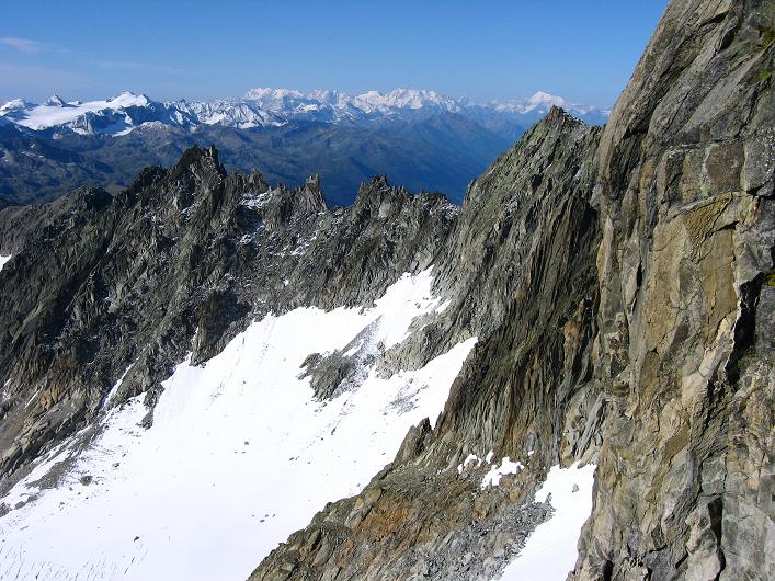 Foto: Andreas Koller / Wandertour / Über den SO-Sporn auf den Galenstock (3586m) / Blick vom SO-Sporn zum Blinnenhorn (3373 m) sowie den Walliser 4000ern / 01.09.2007 13:19:40