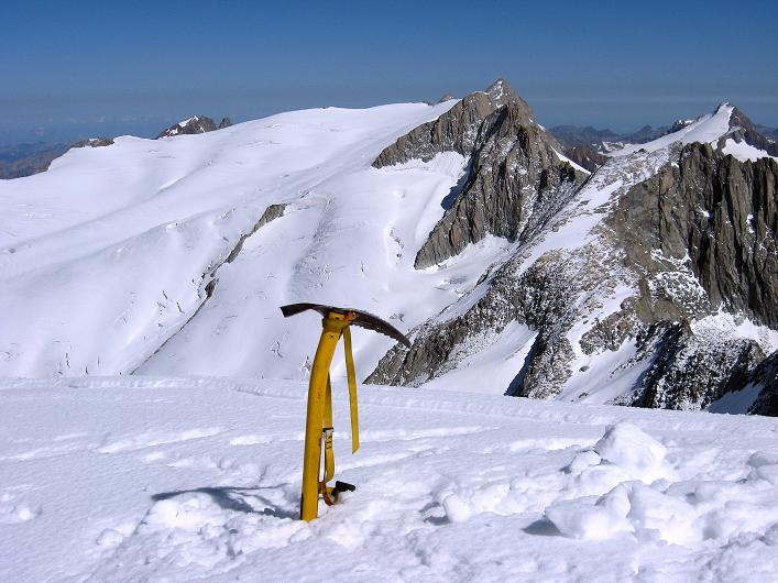 Foto: Andreas Koller / Wandertour / Über den SO-Sporn auf den Galenstock (3586m) / Am Galenstockgipfel gegen Dammstock (3630 m) und Sustenhorn (3502 m) / 01.09.2007 13:16:32