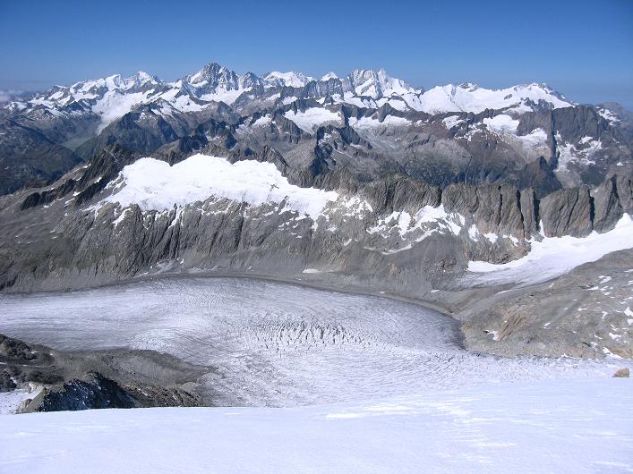Foto: Andreas Koller / Wandertour / Über den SO-Sporn auf den Galenstock (3586m) / Blick vom Galenstock auf den Rhonegletscher und die Berner Alpen / 01.09.2007 13:15:56