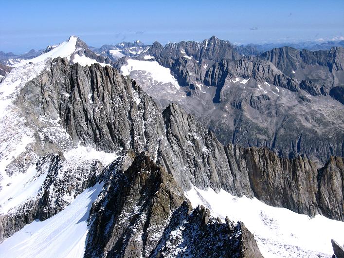 Foto: Andreas Koller / Wandertour / Über den SO-Sporn auf den Galenstock (3586m) / Blick ins Herz der Urneralpen mit Sustenhorn (3502 m) / 01.09.2007 13:14:41