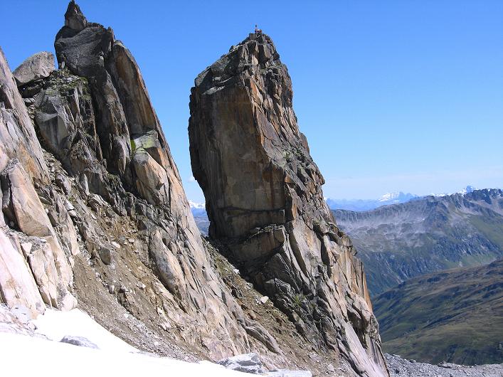 Foto: Andreas Koller / Wandertour / Über den SO-Sporn auf den Galenstock (3586m) / Die Nadel des Hannibal mit seinen schwierigen
Kletterrouten sowie Bank und Postbushaltestelle am
Gipfel / 01.09.2007 13:12:12