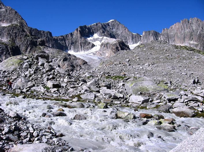 Foto: Andreas Koller / Wandertour / Über den SO-Sporn auf den Galenstock (3586m) / Gletscherbach mit Sidelengletscher und Galenstock / 01.09.2007 13:10:25