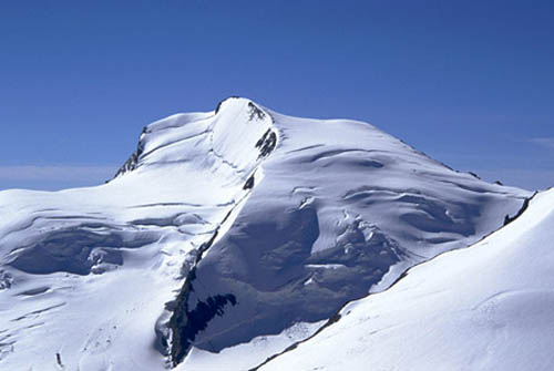 Foto: Andreas Koller / Wandertour / Vom Felskinn über die Britannia Hütte auf das Strahlhorn (4190 m) / Das Strahlhorn von N / 27.12.2006 17:48:29