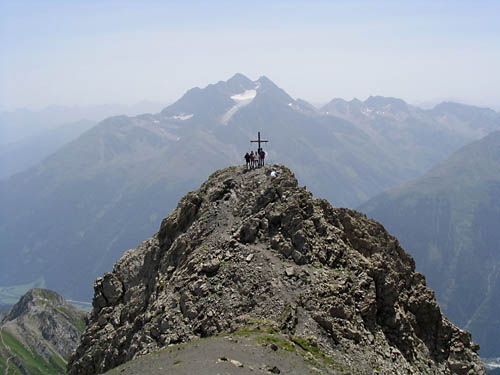 Foto: Andreas Koller / Wandertour / Hoch über St. Anton auf den Stanskogel (2757m) / Gipfelaufbau Stanskogel gegen Hohen Riffler (3168 m) / 27.12.2006 17:52:01