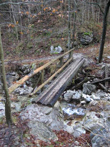 Foto: Gerald Engelmaier / Wandertour / Von Scharnstein auf den Windhagkogel / Brücke kurz nach Abzweigung (Hochsalm/Windhagkogel) / 27.12.2006 18:02:00